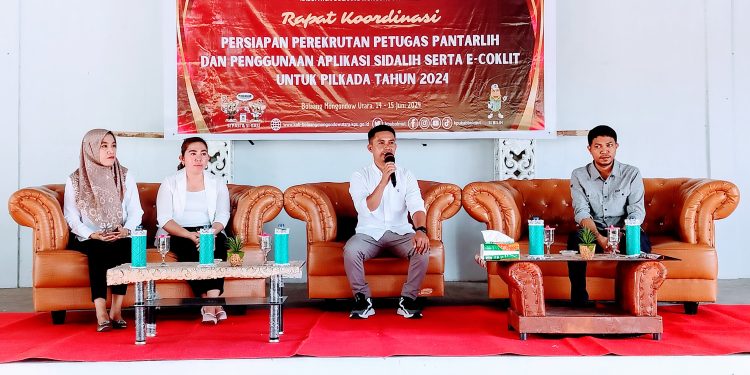 Foto : Ketua bersama Anggota KPUD Bolmut saat membuka kegiatan rapat koordinasi