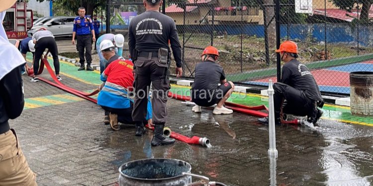 Gelar Simulasi, Damkar Kotamobagu Bekali Karyawan PLN Cara Penanggulangan Kebakaran