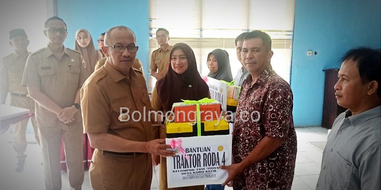 Diserahkan Wali Kota, 5 Poktan di Kotamobagu Terima Bantuan Traktor