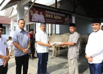 Asripan Nani Serahkan Sapi Kurban Pemprov Sulut Untuk 5 BTM di Kota Kotamobagu