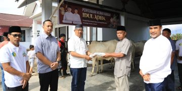 Asripan Nani Serahkan Sapi Kurban Pemprov Sulut Untuk 5 BTM di Kota Kotamobagu