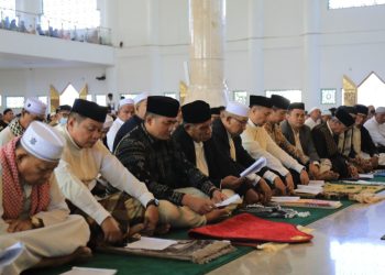 Usai Shalat di MABM, Asripan Nani Tinjau Penyembelihan Hewan di Kelurahan Motoboi Kecil