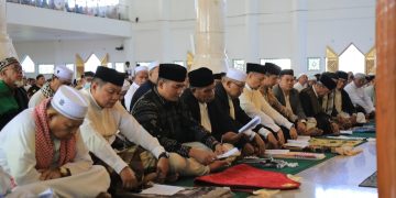 Usai Shalat di MABM, Asripan Nani Tinjau Penyembelihan Hewan di Kelurahan Motoboi Kecil