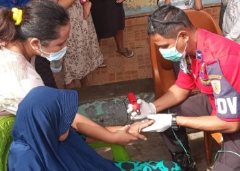 Responsif, Damkar Kotamobagu Bantu Lepas Cincin Yang Menyangkut di Jari Warga