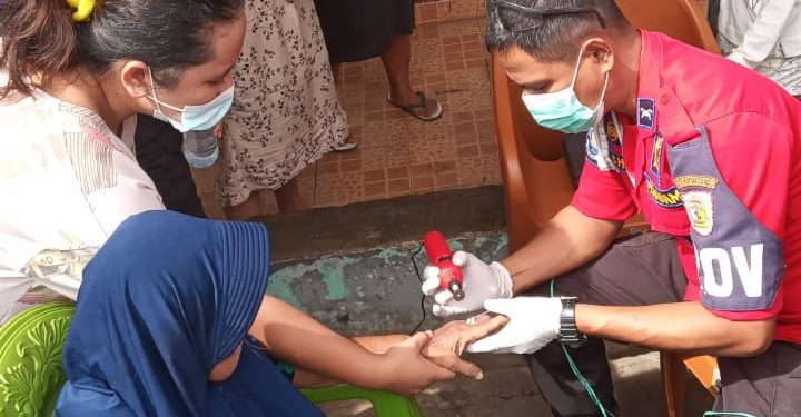 Responsif, Damkar Kotamobagu Bantu Lepas Cincin Yang Menyangkut di Jari Warga
