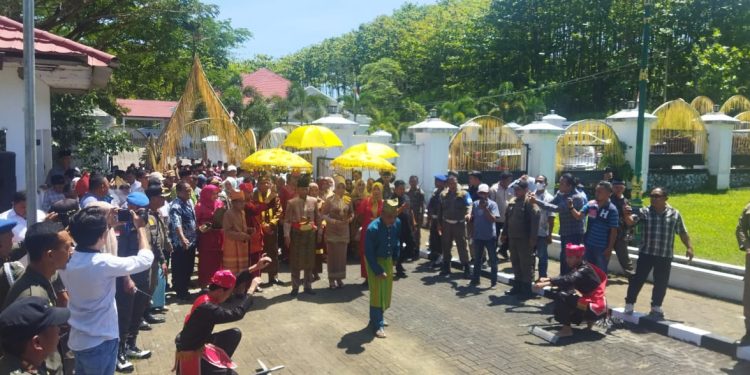 Pj Bupati Bolmong Jusnan Mokoginta Disambut dengan Prosesi Adat