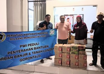 Foto : Ketua PWI Bolmut, Patris Babay saat menyerahkan bantuan kepada Kepala Dinas Sosial Provinsi Gorontalo