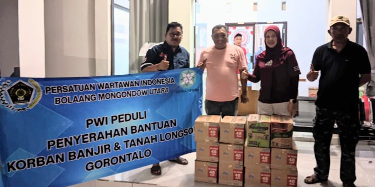 Foto : Ketua PWI Bolmut, Patris Babay saat menyerahkan bantuan kepada Kepala Dinas Sosial Provinsi Gorontalo