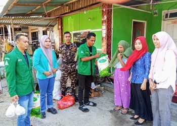 Foto : Ketua PAC Ansor Kaidipang, bersama Ketua Fatayat NU Kaidipang Nurhayati Humagi dan sejumlah kader Ansor, saat menyerahkan bantuan kepada warga setempat.