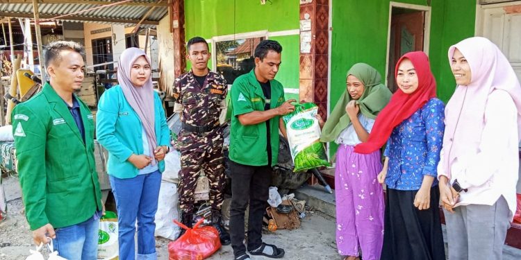 Foto : Ketua PAC Ansor Kaidipang, bersama Ketua Fatayat NU Kaidipang Nurhayati Humagi dan sejumlah kader Ansor, saat menyerahkan bantuan kepada warga setempat.