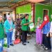 Foto : Ketua PAC Ansor Kaidipang, bersama Ketua Fatayat NU Kaidipang Nurhayati Humagi dan sejumlah kader Ansor, saat menyerahkan bantuan kepada warga setempat.