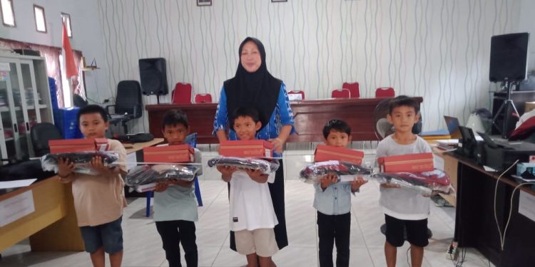 Pemdes Pontodon Timur Salurkan Bantuan Program Anak Asuh Tahun 2024