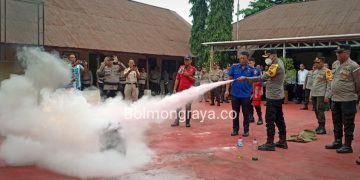 Cegah Dini Kebakaran, Personil Damkar Sosialisasikan Cara Penggunaan APAR di Polres Kotamobagu