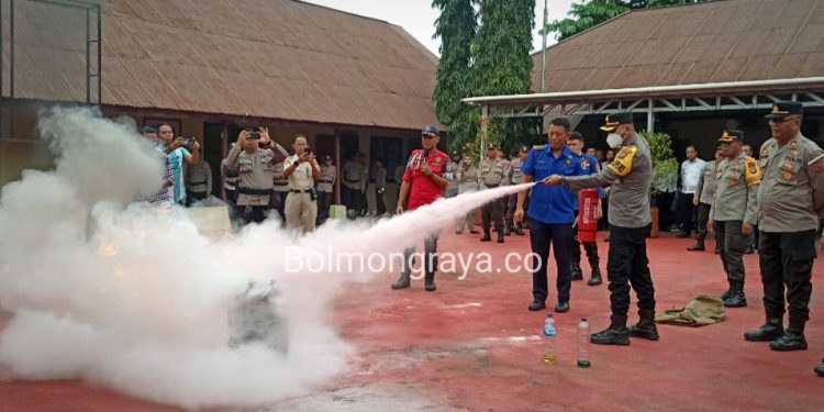 Cegah Dini Kebakaran, Personil Damkar Sosialisasikan Cara Penggunaan APAR di Polres Kotamobagu