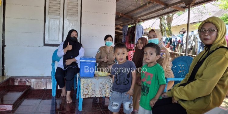 Jemput Bola, PKM Bilalang Sweeping PIN Polio ke Rumah Warga