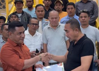 Tepati Janji, Umar Samiun Serahkan B1KWK PKN ke Pasangan La Andi-Abidin