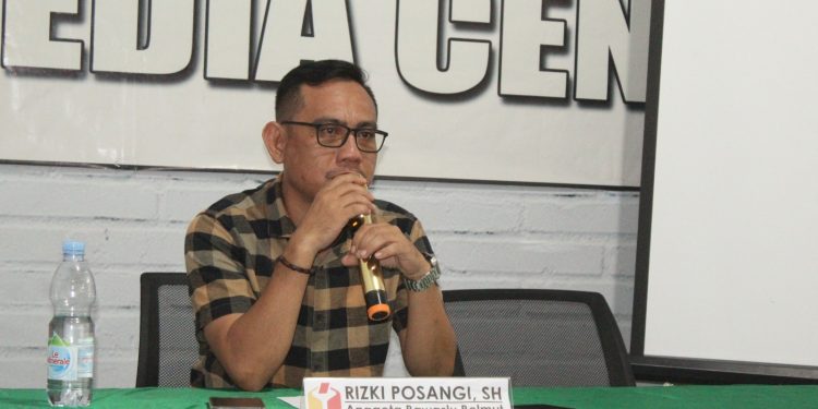 Foto : Plt. Ketua Bawaslu Bolmut, Rizky Posangi, SH, saat menyampaikan arahannya dalam Rakernis