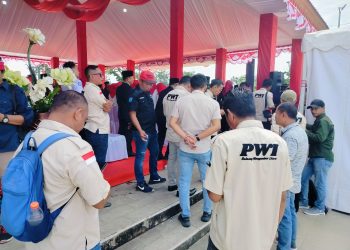 Foto : Sejumlah wartawan yang sedang meliput prosesi pengibaran bendera merah putih di Lapangan Kembar Boroko