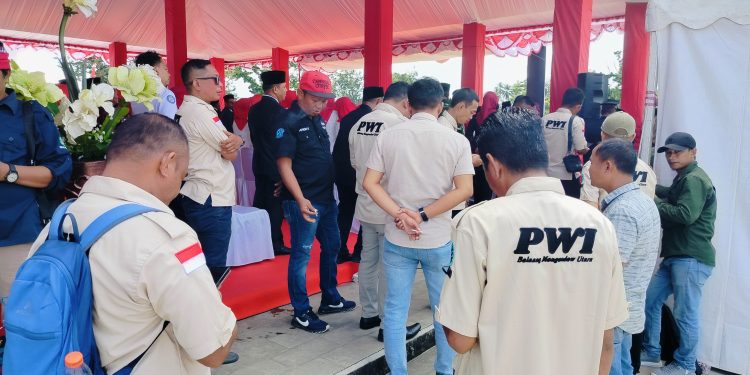 Foto : Sejumlah wartawan yang sedang meliput prosesi pengibaran bendera merah putih di Lapangan Kembar Boroko
