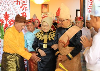 Asripan Nani dan Keluarga Ikuti Prosesi Adat Poponagan Kon Komalig Moloben