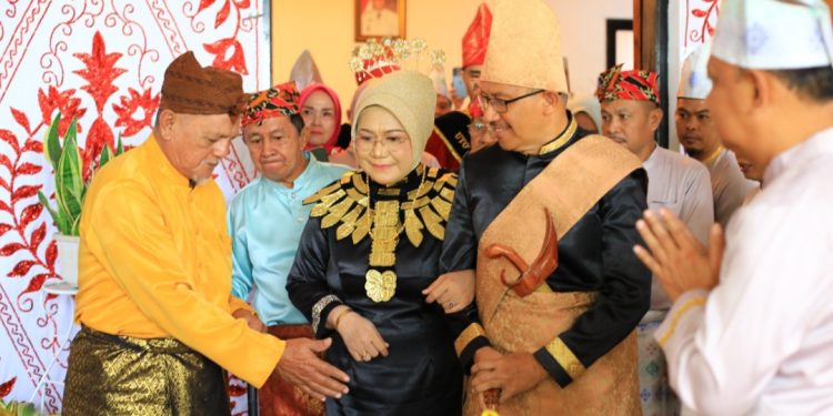 Asripan Nani dan Keluarga Ikuti Prosesi Adat Poponagan Kon Komalig Moloben