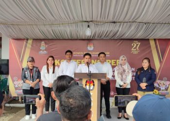 Foto : Ketua KPU beserta Anggota, saat melakukan Konferensi Pers pada pendaftaran bapaslon Bolmut hari pertama.