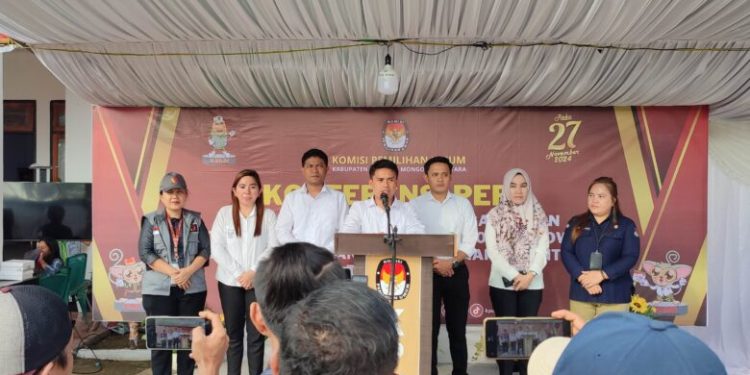 Foto : Ketua KPU beserta Anggota, saat melakukan Konferensi Pers pada pendaftaran bapaslon Bolmut hari pertama.