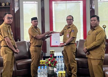 Foto : Plt Camat Kaidipang, Sudurin Sehe, saat menerima SK dari Plh Bupati Bolmut.