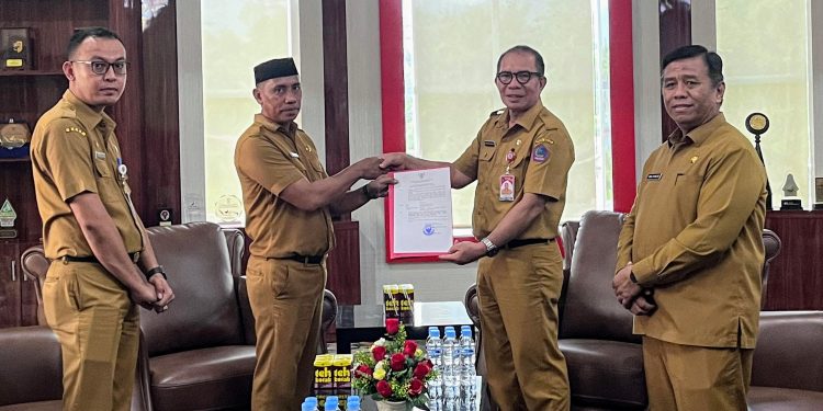 Foto : Plt Camat Kaidipang, Sudurin Sehe, saat menerima SK dari Plh Bupati Bolmut.