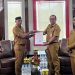 Foto : Plt Camat Kaidipang, Sudurin Sehe, saat menerima SK dari Plh Bupati Bolmut.