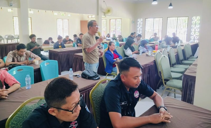 Foto : tampak salah satu peserta sosialisasi memberi pertanyaan pada usai narasumber memberikan materi