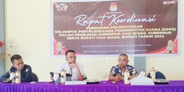 Foto : Kepala Dinas Kesehatan Bolmut, Ali Dumbela (tengah) saat menjadi narasumber pada Rakor KPUD Bolmut