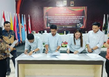 Foto : Prosesi penandatanganan berita acara penetapan DPT oleh Komisioner KPUD Bolmut