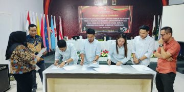 Foto : Prosesi penandatanganan berita acara penetapan DPT oleh Komisioner KPUD Bolmut