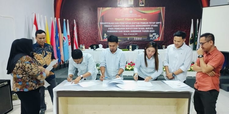 Foto : Prosesi penandatanganan berita acara penetapan DPT oleh Komisioner KPUD Bolmut