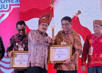 Sukseskan Gerakan Nasional 10 Juta Bendera Merah Putih, Abdullah Mokoginta Terima Penghargaan Mendagri