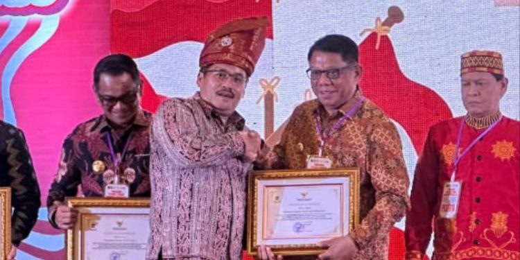 Sukseskan Gerakan Nasional 10 Juta Bendera Merah Putih, Abdullah Mokoginta Terima Penghargaan Mendagri
