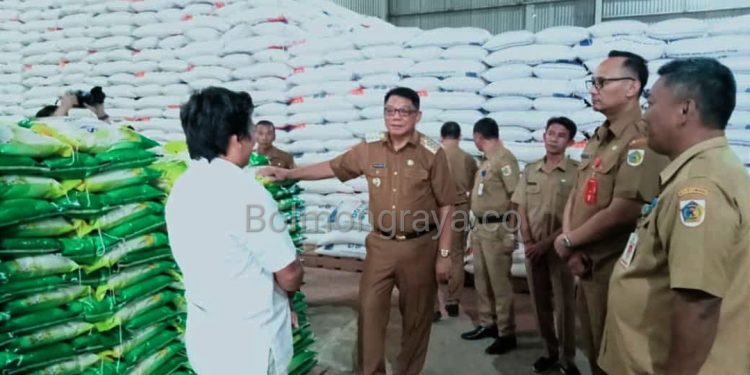 Pastikan Ketersediaan Bapok, Abdullah Mokoginta Kunjungi Gudang Bulog Sub Divre Bolmong