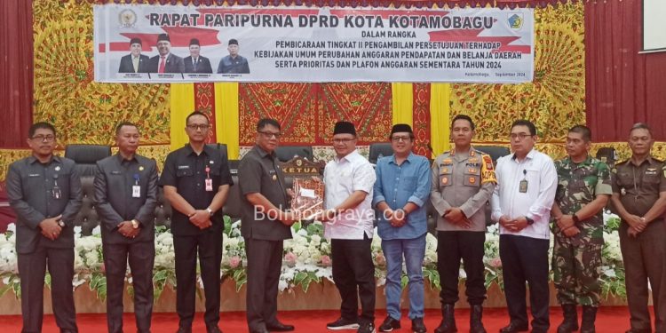 Hadiri Paripurna DPRD, Abdullah Mokoginta Teken Nota Kesepakatan KUPA PPAS Tahun 2024