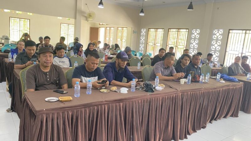 Foto : para peserta yang sosialisasi yang terdiri dari insan pers, pimpinan organisasi dan LSM