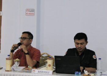 Foto : Plt Ketua Bawaslu Bolmut, Rizki Posangi, SH, bersama staf saat Rapat Pleno DPT di KPUD Bolmut