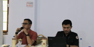 Foto : Plt Ketua Bawaslu Bolmut, Rizki Posangi, SH, bersama staf saat Rapat Pleno DPT di KPUD Bolmut