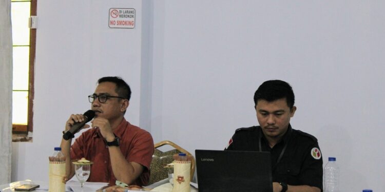 Foto : Plt Ketua Bawaslu Bolmut, Rizki Posangi, SH, bersama staf saat Rapat Pleno DPT di KPUD Bolmut