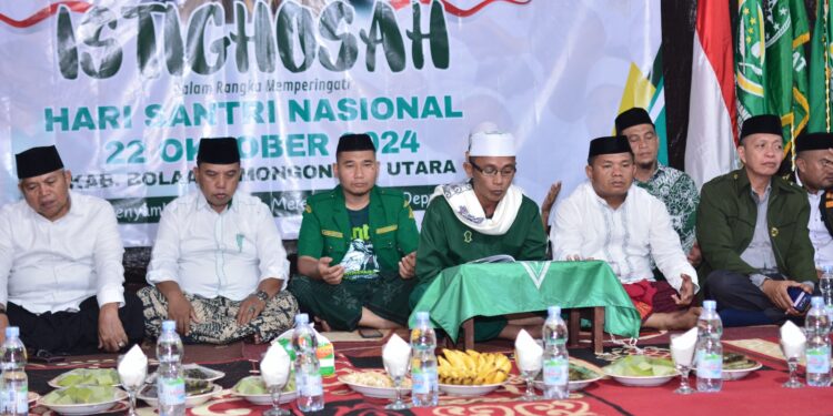 Foto : Tampak Ketua GP Ansor Bolmut, Agung Aditya Saenong, bersama sejumlah tamu undangan pada acara Isighosah.