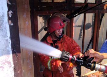 Kerahkan 4 Armada, Dinas Satpol-PP dan Damkar Kotamobagu Tangani Kebakaran di Gogagoman