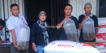 Tingkatkan Kesejahteraan Masyarakat, Pemdes Pontodon Timur Serahkan Bantuan Benih dan Pakan Ikan