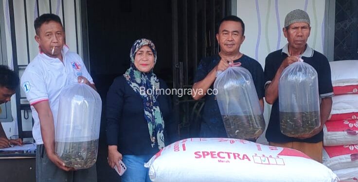 Tingkatkan Kesejahteraan Masyarakat, Pemdes Pontodon Timur Serahkan Bantuan Benih dan Pakan Ikan