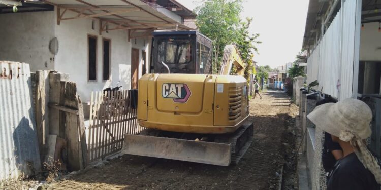 Solutif, The Winner Perbaiki Jalan Rusak di Pobundayan