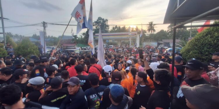 Kuasai Lokasi Debat, Ribuan Massa Pendukung Komitmen Kawal Kemenangan NK-STA