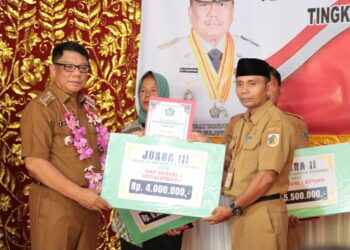 Pj Wali Kota Abdullah Mokoginta Serahkan Penghargaan Sekolah Adiwiyata Tingkat Sulawesi Utara